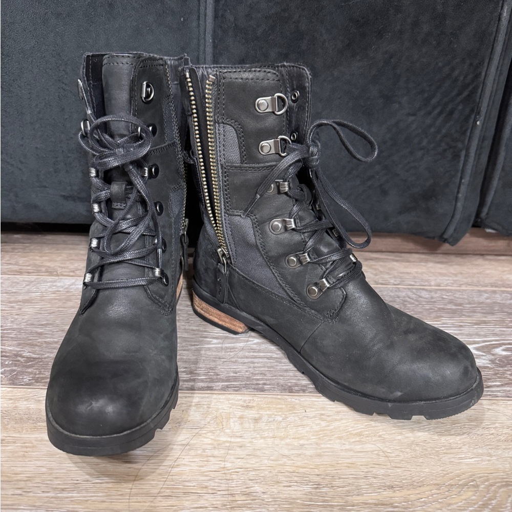 Sorel Emelie Conquest combat Boots lace up side zipper. Grunge